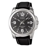 Reloj analógico Casio con caja plateada de acero inoxidable y correa de cuero negro con costuras blancas. Esfera negra con números arábigos grandes y manecillas plateadas. Resistente al agua 50m.
