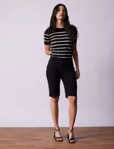 Bermuda negra de gabardina elastizada, marca Ruby Rd. Pretina ancha elastizada, bolsillos simulados en la parte delantera y bolsillos aplicados en la parte trasera.