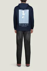 Buzo negro con capucha y bolsillo tipo canguro. Estampado pequeño en el pecho con un sol, una palmera y olas.