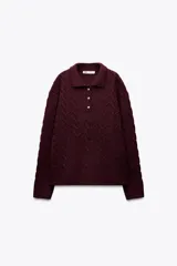 Sweater color borgoña de punto trenzado con cuello polo, manga larga y botones dorados.
