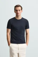 Camiseta marrón de corte slim fit, confeccionada en tejido de algodón con elasticidad, cuello redondo y manga corta.