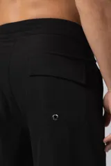 Short de baño azul marino con cordón blanco en la cintura y logo de la marca en la pierna derecha.