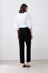 Pantalón negro de vestir, corte slim, con bolsillos laterales y traseros.