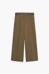 Pantalón culotte color verde oliva, de tiro medio y pierna ancha. Incluye cinturón ajustable con hebilla metálica y cierre lateral con cremallera oculta.