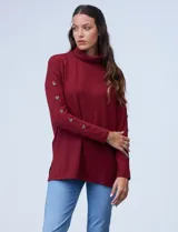 Polera de tejido soft color burdeos, con mangas largas y aplique de botones en los costados.
