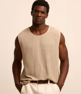 Musculosa color beige de algodón y poliéster con textura rendada y cuello redondo.