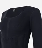 Vestido corto negro de punto con escote cuadrado y mangas largas.