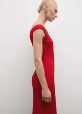 Vestido midi rojo de tejido texturizado, con escote barco que deja los hombros al descubierto y manga corta.