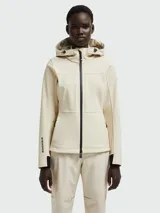 Campera con capucha color beige, diseño ajustado y cierre frontal, ideal para climas fríos.