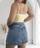 Body amarillo con breteles finos blancos y ribete blanco en escote y cintura.