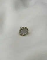 Caravana de resina y strass dorada de 1cm de diámetro. Se vende por unidad, ideal para usar en segundos agujeros.