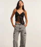 Pantalón de jean gris con bolsillos cargo laterales, corte recto y cintura alta.