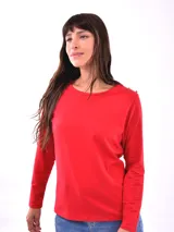 Remera de manga larga color rojo con botones dorados en los hombros.