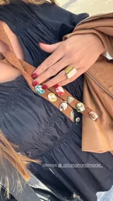 Anillo de bronce con apliques de nácar.