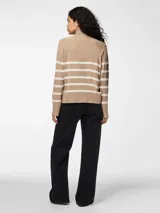 Sweater de punto color beige con rayas horizontales blancas, cuello alto y mangas largas.