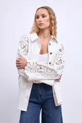 Sobrecamisa blanca con mangas largas de crochet.
