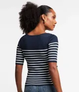 Blusa de punto con textura acanalada, escote barco y mangas 3/4. Diseño a rayas horizontales blancas y negras.