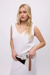 Vestido negro de algodón con escote en V y corte irregular en el ruedo.