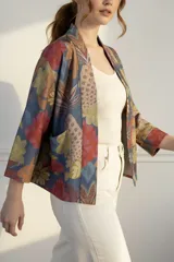 Kimono con estampado floral multicolor, mangas 3/4 y bolsillos laterales.