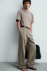 Camiseta blanca de algodón de peso medio, corte recto, cuello redondo y mangas cortas.