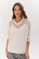 Sweater de punto calado color camel, con escote en V y mangas largas.