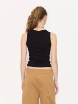 Musculosa negra de algodón elastizado con detalle de strass en el escote.