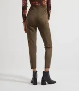 Pantalón legging negro de poliéster con elastano, corte ajustado, cintura alta y aberturas en los tobillos.