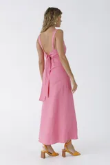 Vestido largo de lino color celeste con breteles finos y escote en V.