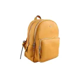 Mochila color camel de cuero sintético con herrajes plateados. Tiene un compartimento principal con cierre, un bolsillo interno con cierre y dos bolsillos externos con cierre.