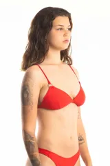 Top de bikini rojo en forma de triángulo, con breteles regulables y argolla decorativa en los tirantes.