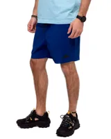 Short de baño azul con cintura elastizada, cordón de ajuste y logo de triángulo amarillo en la pierna derecha.