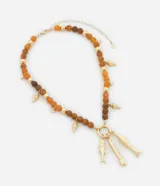 Collar mediano con cadena de abalorios color ámbar y colgantes de peces dorados. Cierre con mosquetón. Accesorio de bisutería.