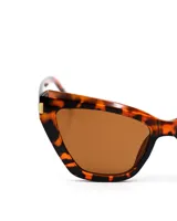 Lentes de sol con montura de carey con forma triangular y lentes marrones.
