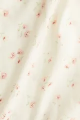 Vestido corto de crepé de viscosa con estampado floral, escote en V y manga japonesa. Tiene frente cruzado con tiras para atar, cuerpo entallado y falda con leve vuelo.