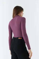 Polera manga larga color morado con cuello alto.