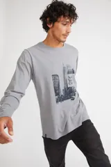Remera de hombre gris, con estampado gráfico de Nueva York, de fit regular y manga larga.