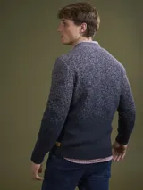 Sweater de punto gris con diseño de textura suave y cuello redondo.