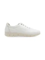 Sneaker de cuero blanco con talón dorado, cordones finos y suela beige con diseño anatómico.