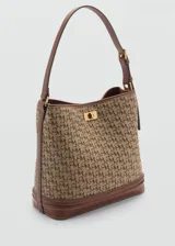 Bolso tipo tote de tamaño mediano, color beige con monograma de la marca en marrón. Tiene cierre de tuerca, asa de hombro ajustable con hebillas y bolsillo interior.