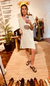 Vestido corto tejido en lurex metálico plateado, con escote en V y mangas cortas.