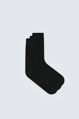 Pack de tres pares de calcetines negros tejidos en hilatura con algodón y acabado en rib elástico.