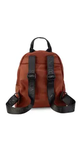 Mochila funcional color beige con detalles en negro, que incluye dos compartimentos con cierre y un bolsillo frontal para fácil acceso.