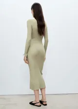 Vestido midi de punto de canalé color verde oliva, con cuello escotado, diseño entallado y mangas largas.