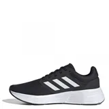 Zapatillas deportivas de tela negra con detalles en blanco y suela de goma, diseñadas para comodidad y soporte.