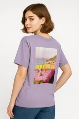 Remera blanca con estampado azul con la frase "IN VACANZA".