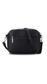 Bandolera negra de cuero sintético con bolsillo frontal texturizado, cierre de seguridad en el dorso y frente, correa extensible y compartimentos internos.