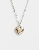Cadena corta plateada con dije de corazón dorado con borde plateado.