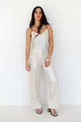 Pantalón de lino color negro, de corte palazzo y tiro alto.