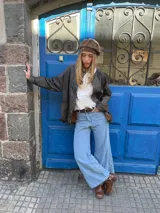 Pantalón jean celeste de corte wide leg, tiro medio y costuras visibles.