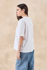 Remera de algodón oversize color negro con pequeños destellos de brillo bordados al frente.